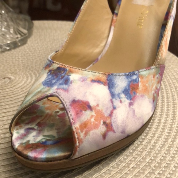 Brand New Bella - Vita Heels, Size 7 - Picture 3 of 7